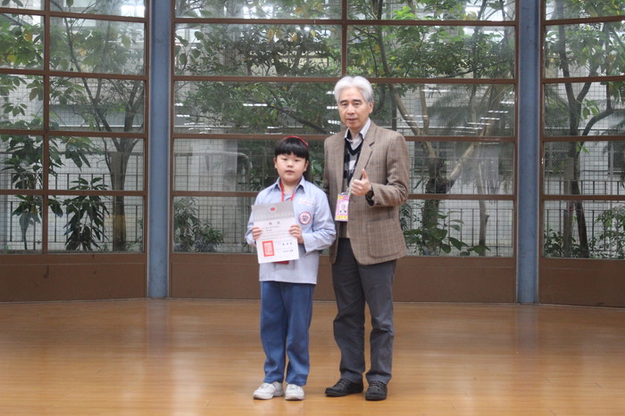 頒發「日本第五十回世界兒童畫展國內徵畫比賽」獲獎同學