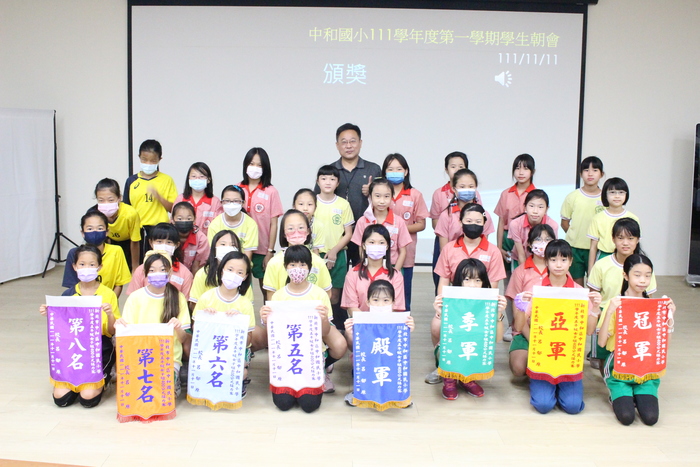 頒發五年級400公尺接力賽