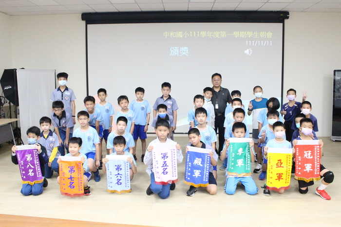 頒發五年級400公尺接力賽
