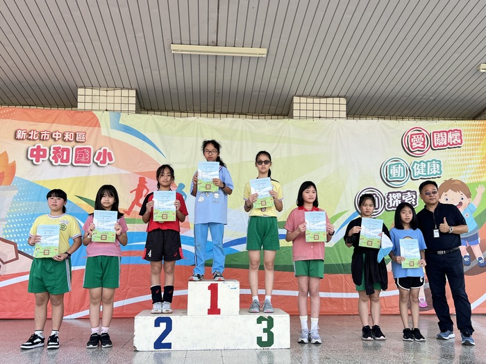 五年級女生壘球擲遠