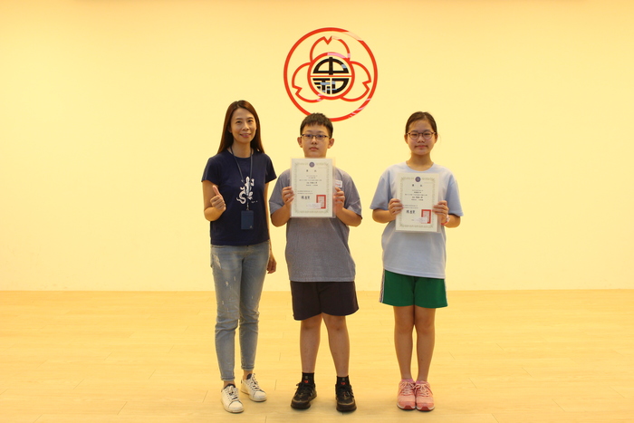 頒發111年度 「Cool English 英聽王」