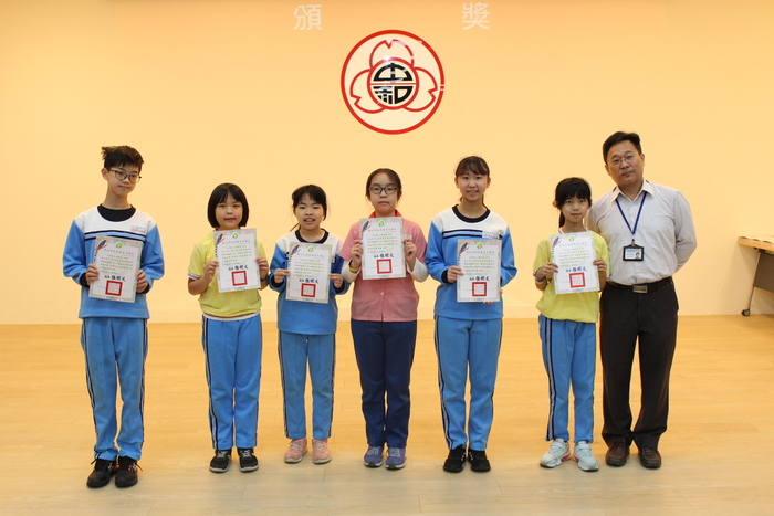 頒發新北市友善校園四格漫畫比賽得獎同學