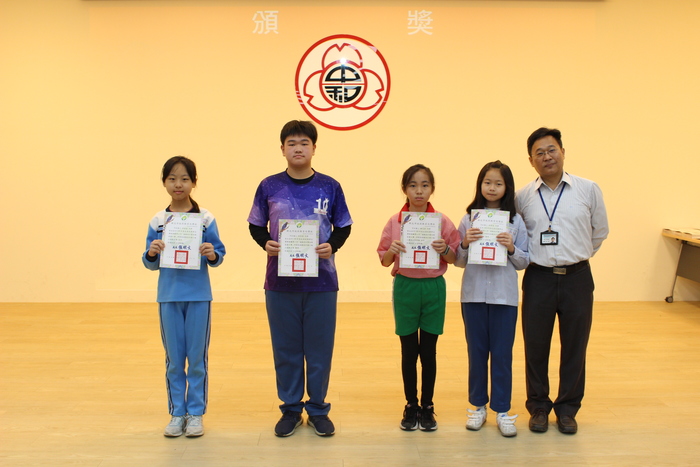 頒發新北市友善校園海報設計比賽得獎同學