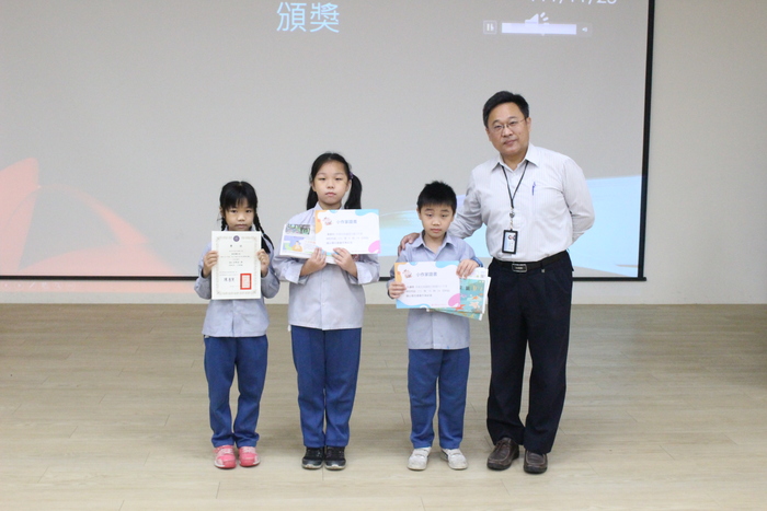 頒發「十月自學達人獎」及「國語日報人作家」