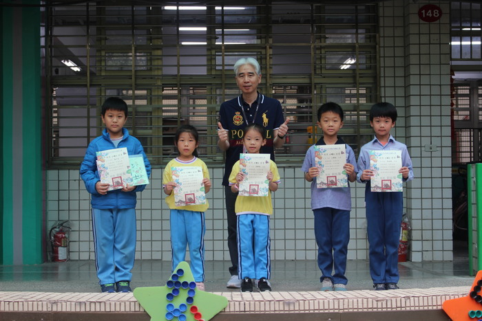 頒發校內閱讀小博士證書