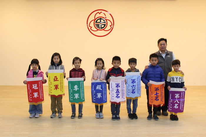 頒發二年級班際跳繩挑戰賽獲獎班級
