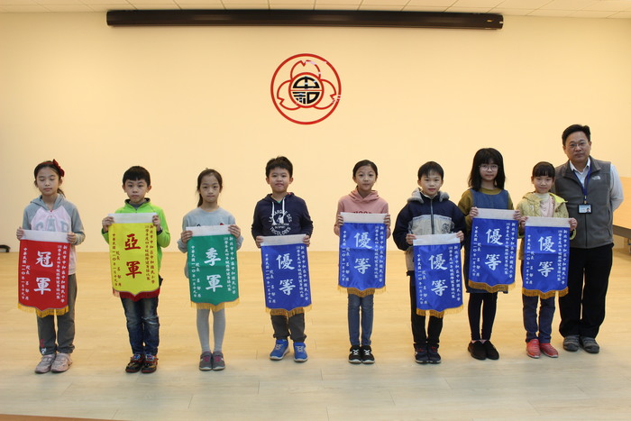頒發四年級班際健身操比賽獲獎班級