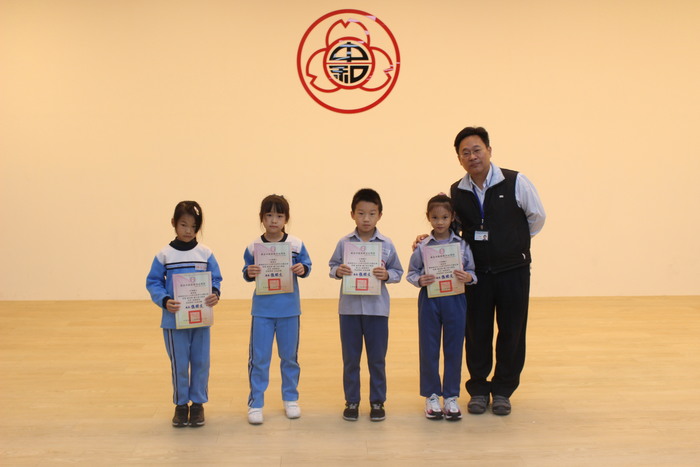 頒發109學年度學生美術比賽南區市賽優勝獎項（低年級）