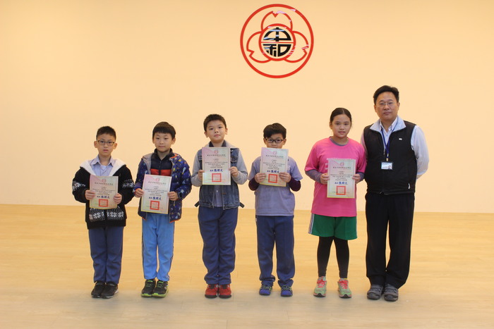 頒發109學年度學生美術比賽南區市賽優勝獎項（中年級）