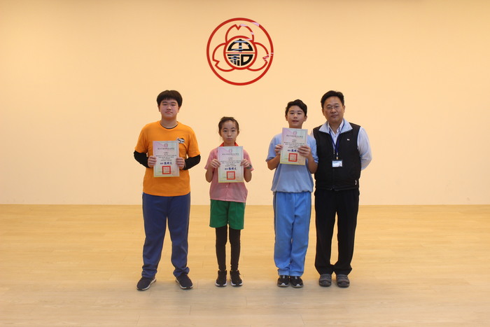 頒發109學年度學生美術比賽南區市賽優勝獎項（高年級）