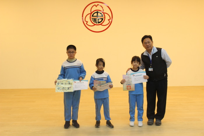 頒發「國語日報小作家」證書