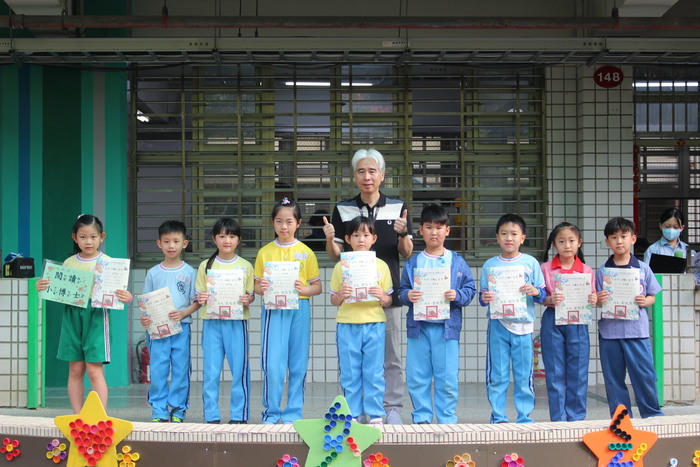 頒發閱讀小博士證書