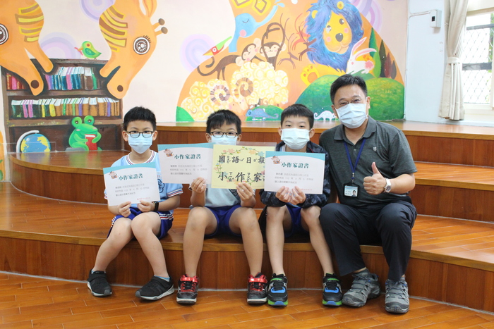 頒發「國語日報小作家」證書