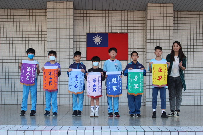 頒發「五年級400公尺接力賽」