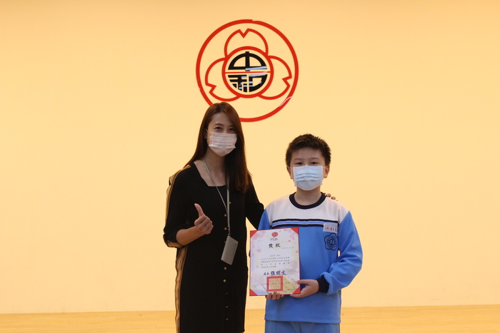 頒發110年度雙和分區語文競賽得獎同學
