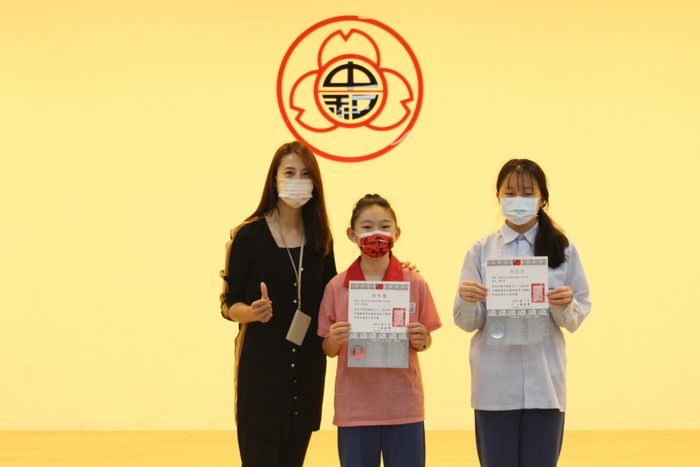 頒發「中華民國第52屆世界兒童畫展」得獎同學