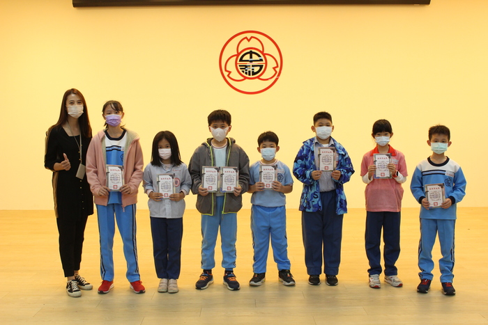 頒發榮譽學生獎得獎同學