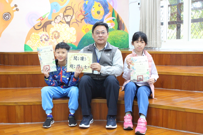 頒發閱讀超博士閱讀證書
