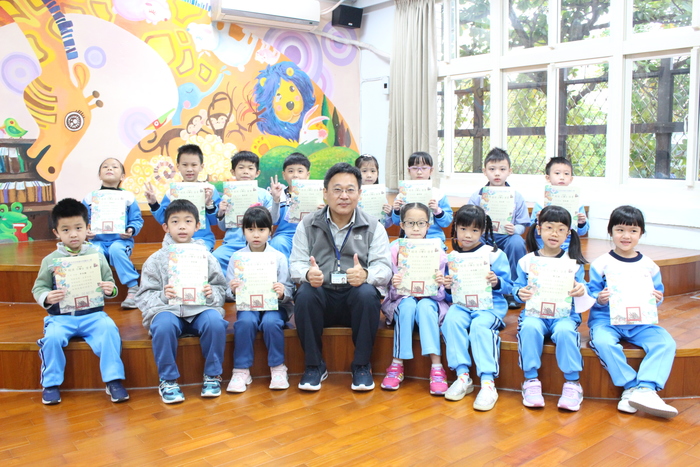 頒發閱讀小學士閱讀證書
