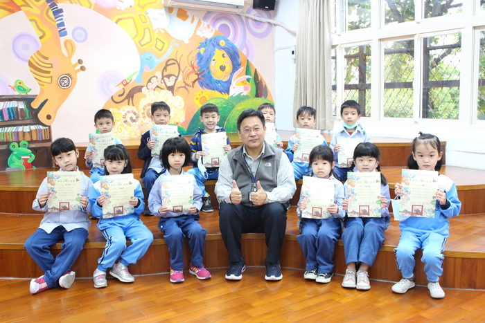 頒發閱讀小學士閱讀證書