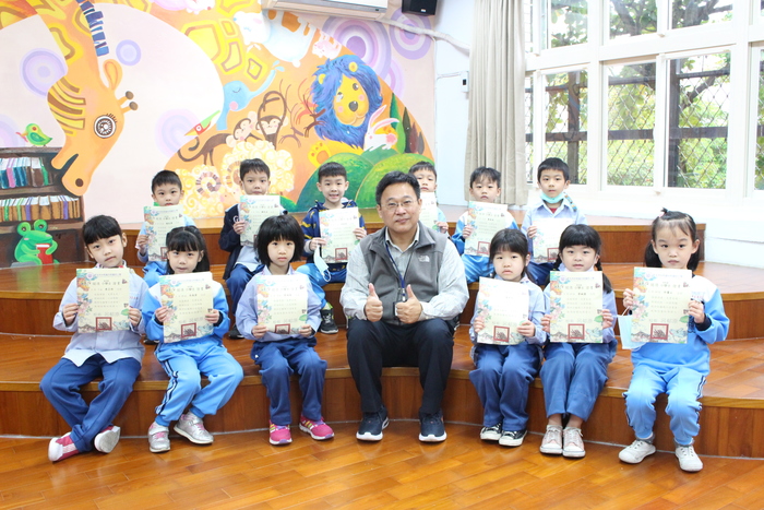 頒發閱讀小學士閱讀證書