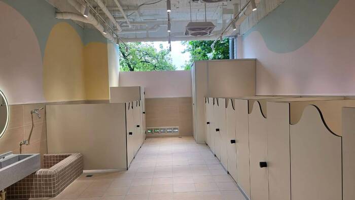 幼兒園廁所內部照片