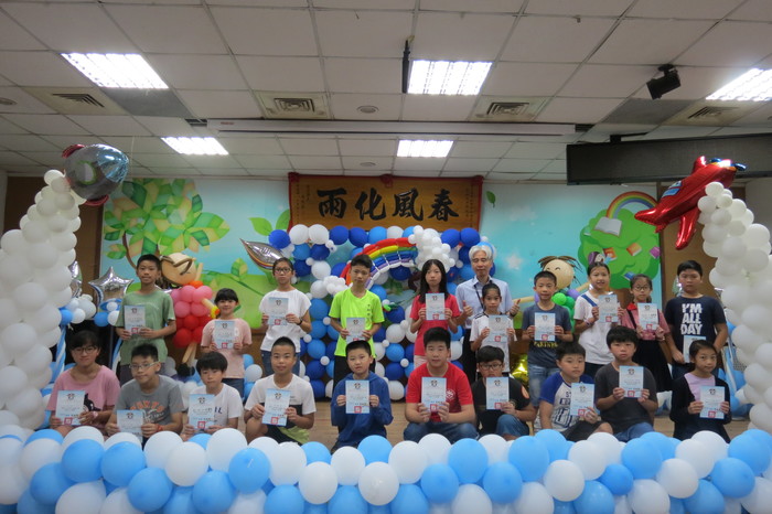 頒發五年級品德小天使得獎同學