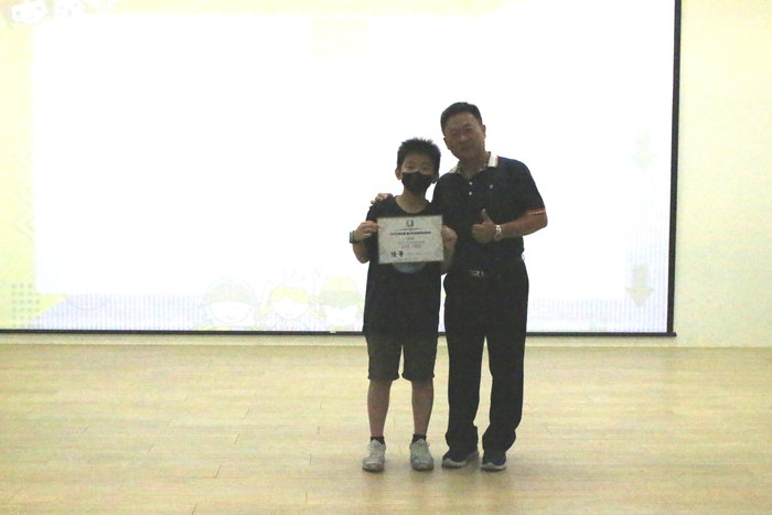 頒發「2023春季盃國小學生成語狀元競賽」