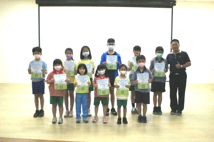頒發「111學年度校內英語歌唱比賽」