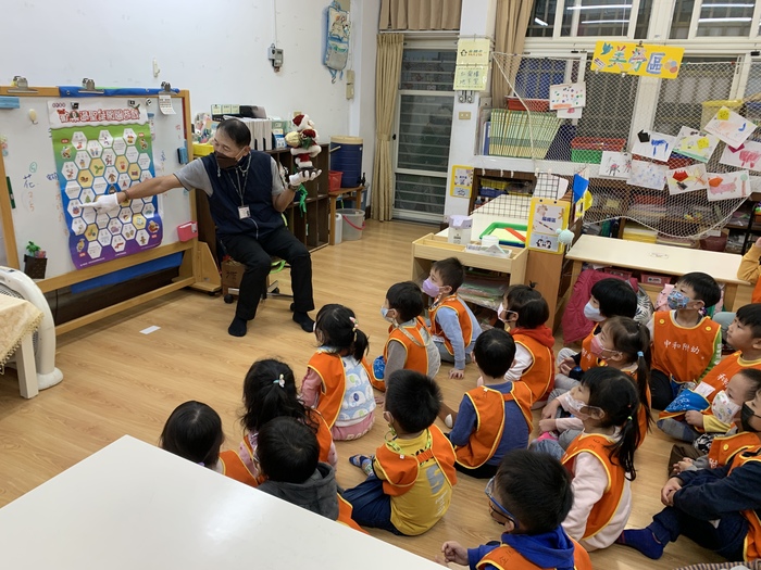 黃爸爸指著掛圖講古
