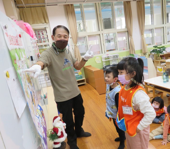 黃爸爸與幼兒互動講解