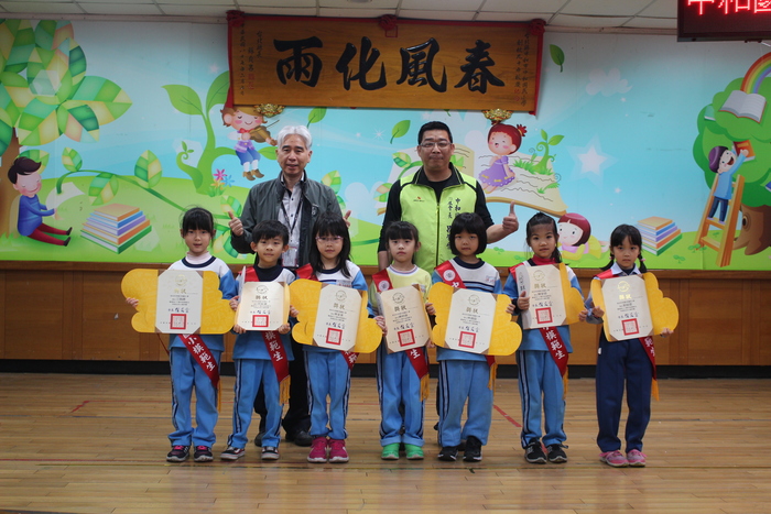 頒發101-107班級模範生