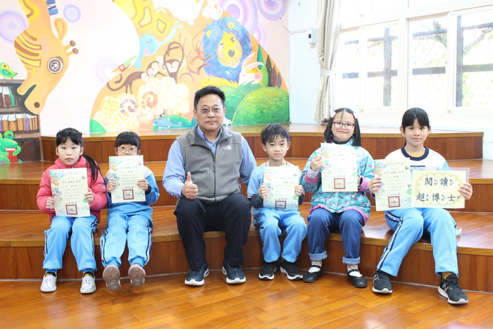 頒發閱讀超博士證書