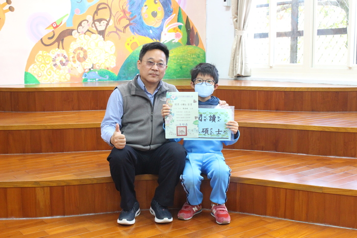 頒發閱讀小碩士證書