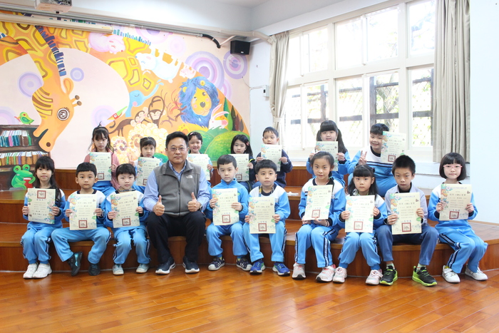 頒發閱讀小碩士證書