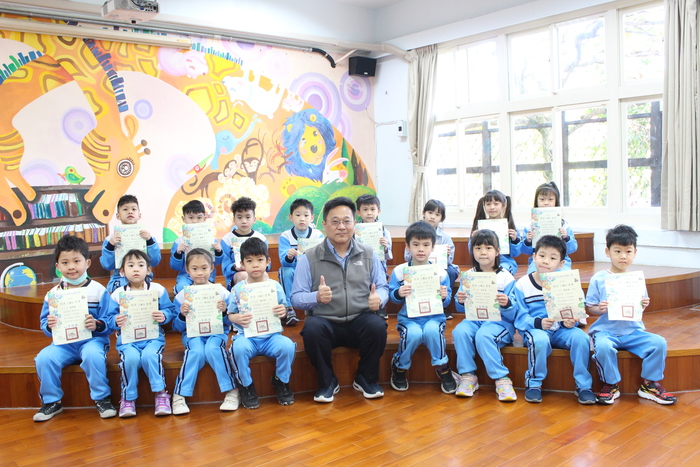 頒發閱讀小學士證書