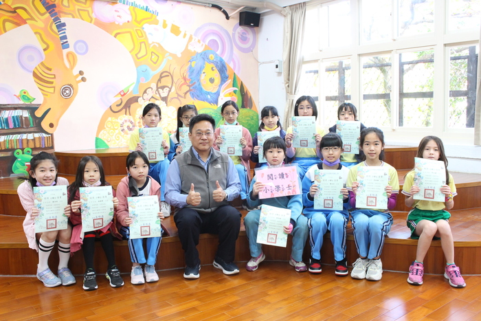 頒發閱讀小學士證書