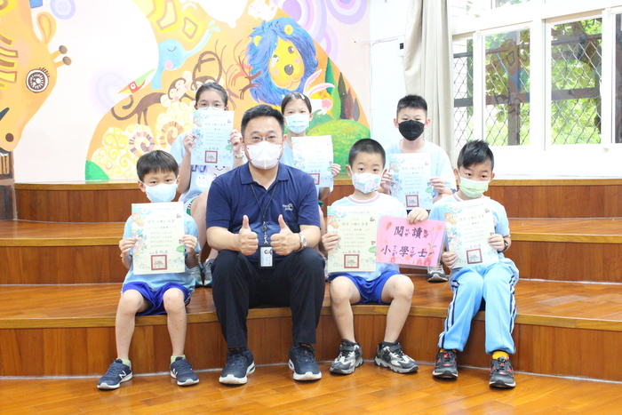 頒發閱讀小學士