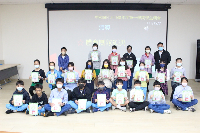 頒發田徑隊參加111學年度雙和區田徑賽