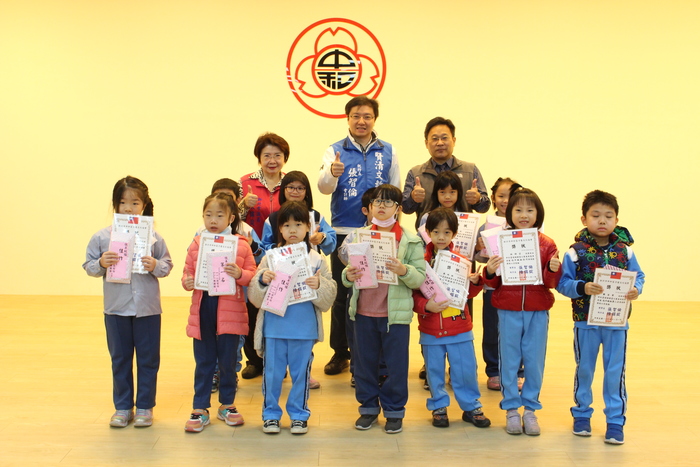 頒發第七屆「中秋畫嫦娥」得獎低年級同學圖片