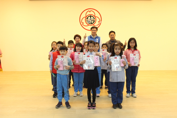 頒發第七屆「中秋畫嫦娥」得獎中年級同學圖片