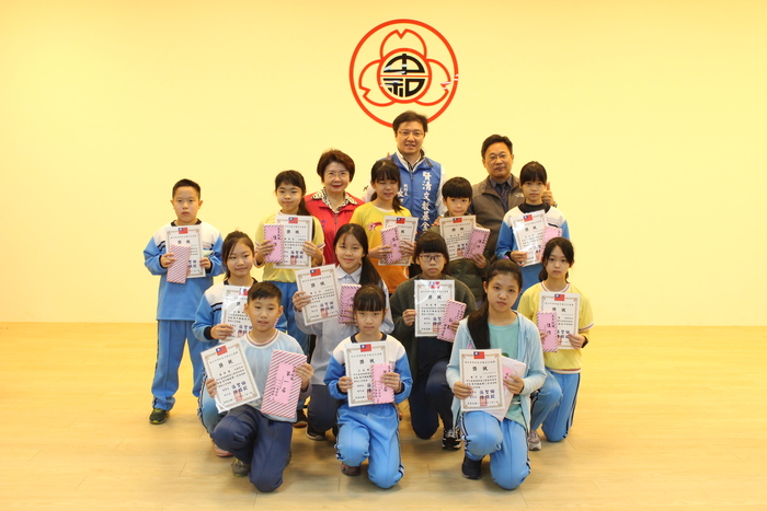 頒發第七屆「中秋畫嫦娥」得獎高年級同學圖片