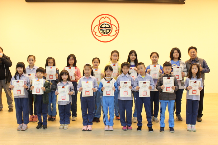 頒發110年「紫絲帶學堂-我要安全的生活」得獎同學圖片