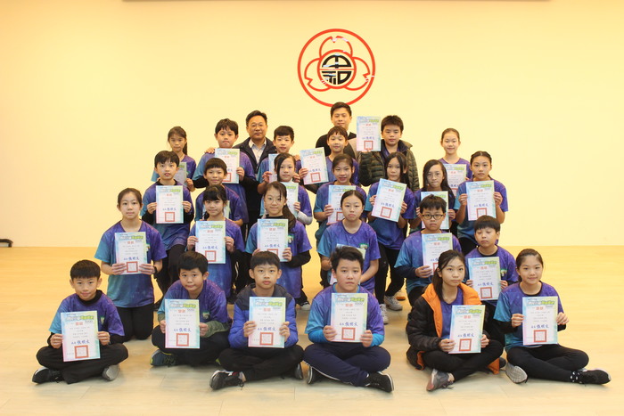 本校六年09班參加109學年度新北市英語歌唱比賽榮獲高年級組優等