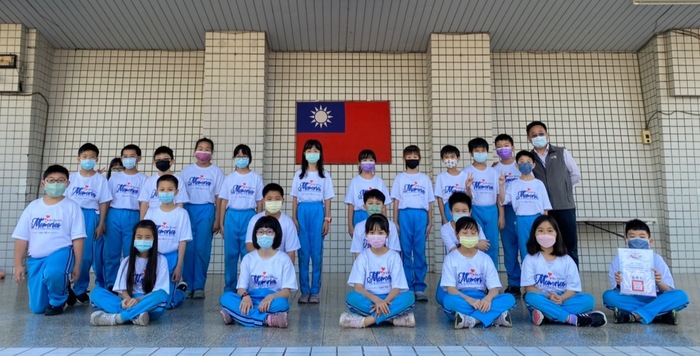 頒發「新北市111年度國民小學英語歌曲演唱競賽」