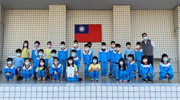 頒發「新北市111年度國民小學英語歌曲演唱競賽」