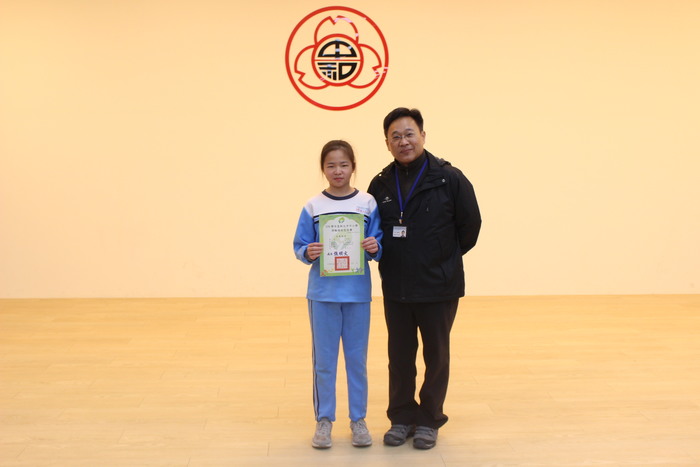 頒發新北市中小學滑輪溜冰交流賽獲獎同學