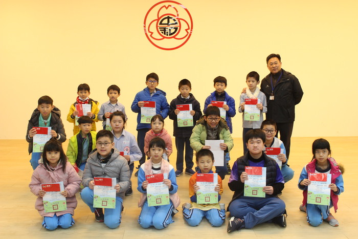 頒發冠捷科技2021牛年公益徵畫比賽獲獎同學