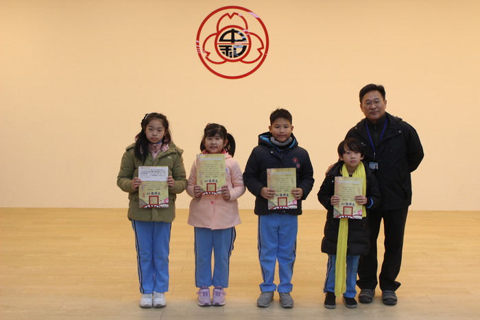 頒發新北市本土文化影音創意說唱讚比賽（客語組—中年級組）