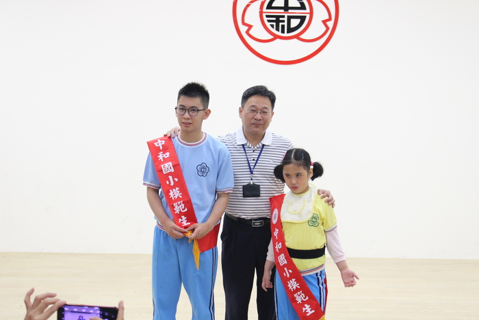 頒發各班級模範學生獎